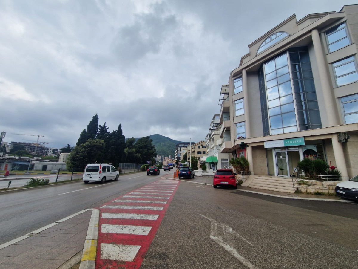 Dvosoban stan sa parking mestom kod pumpe i 300m od mora, Budva